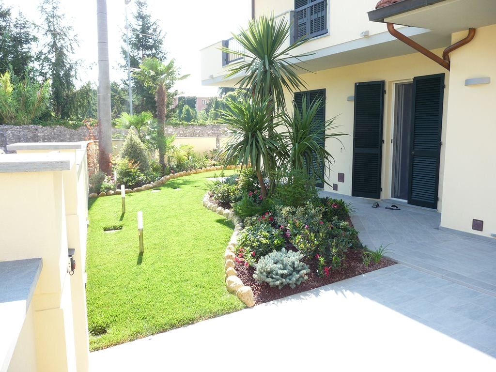 villa con prato appena tagliato