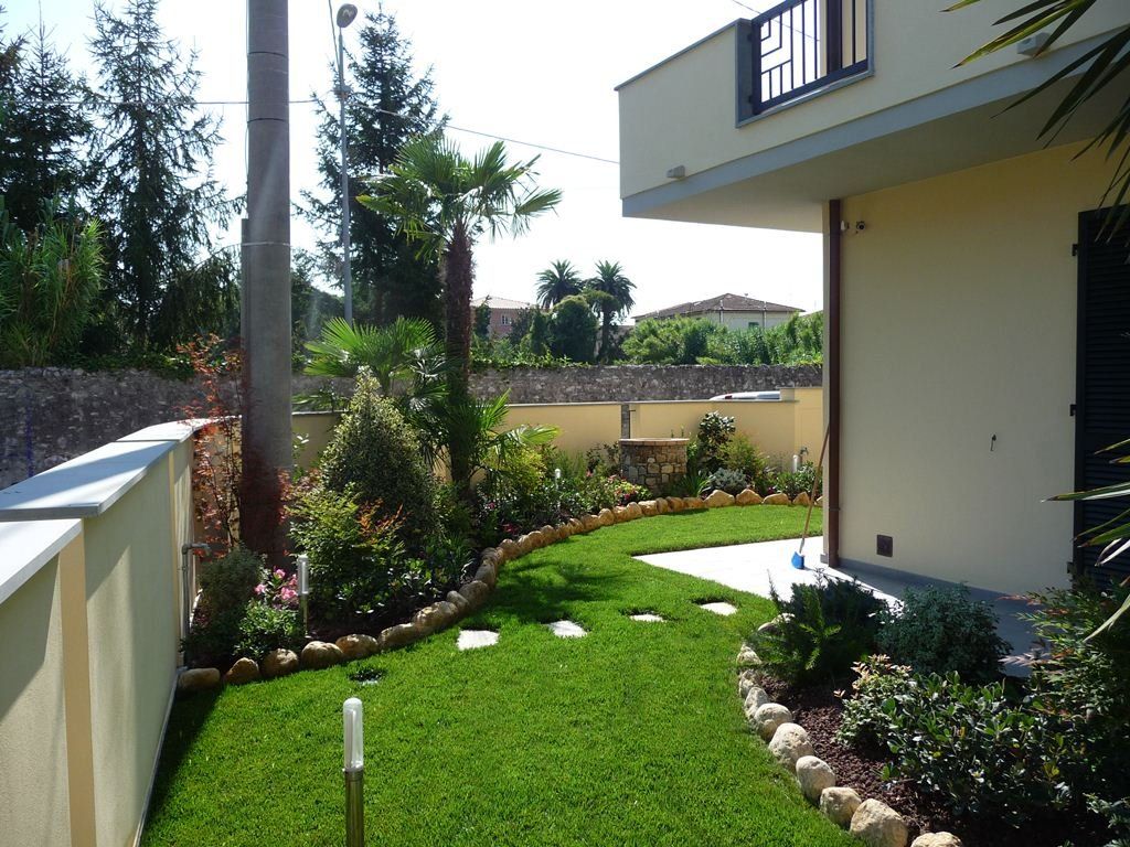 muro di recinzione di una villa con alberi e giardino