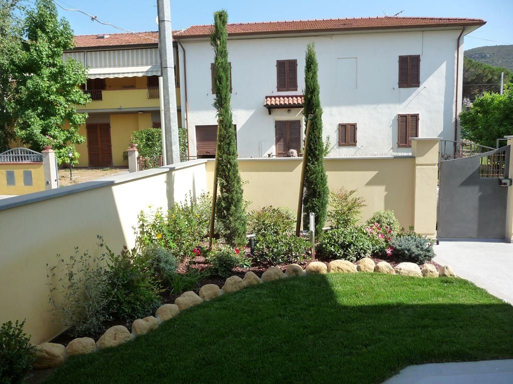 muro di recinzione di una villa con aiuola