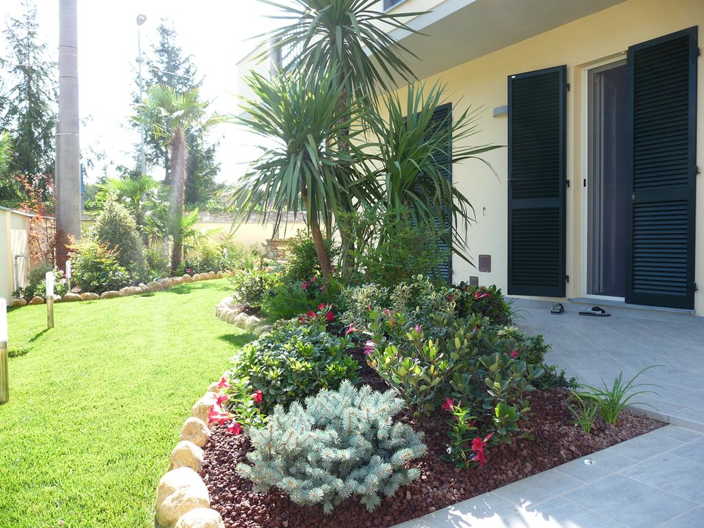 aiuola all'ingresso di una villa con giardino