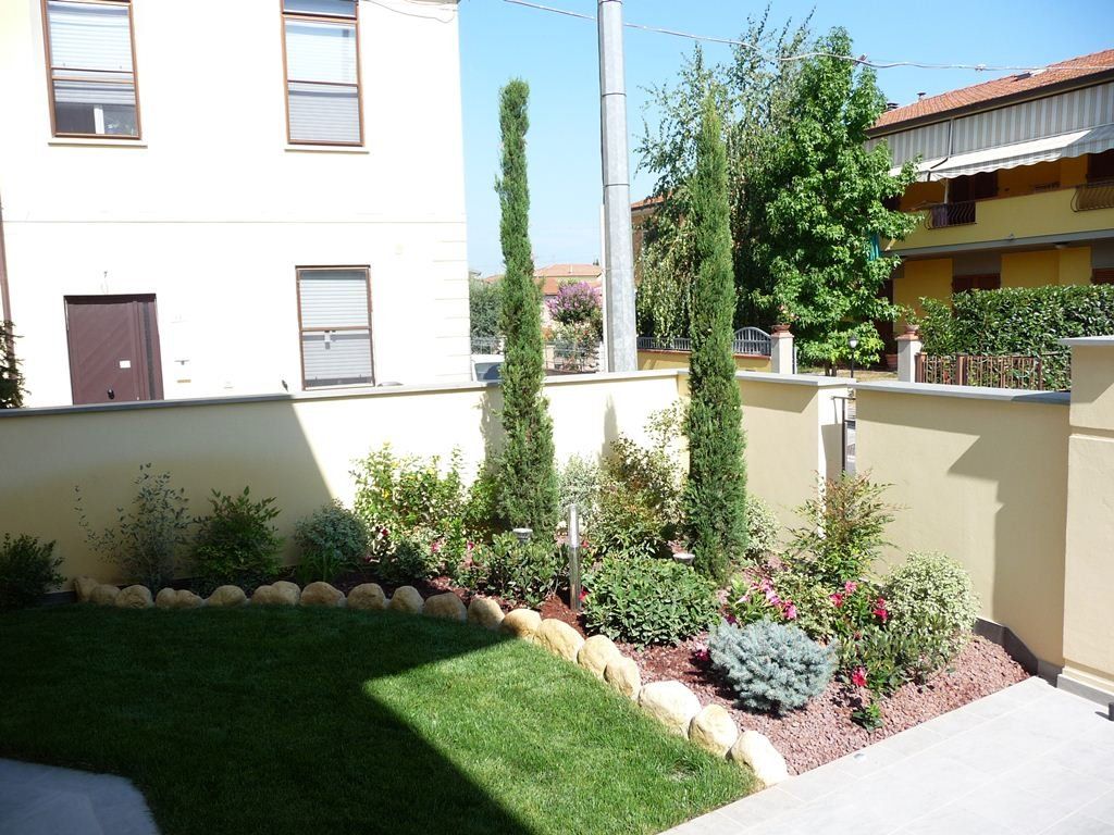 prato ben curato e luminoso con aiuole