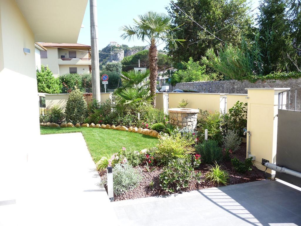 prato ben curato e luminoso di una villetta