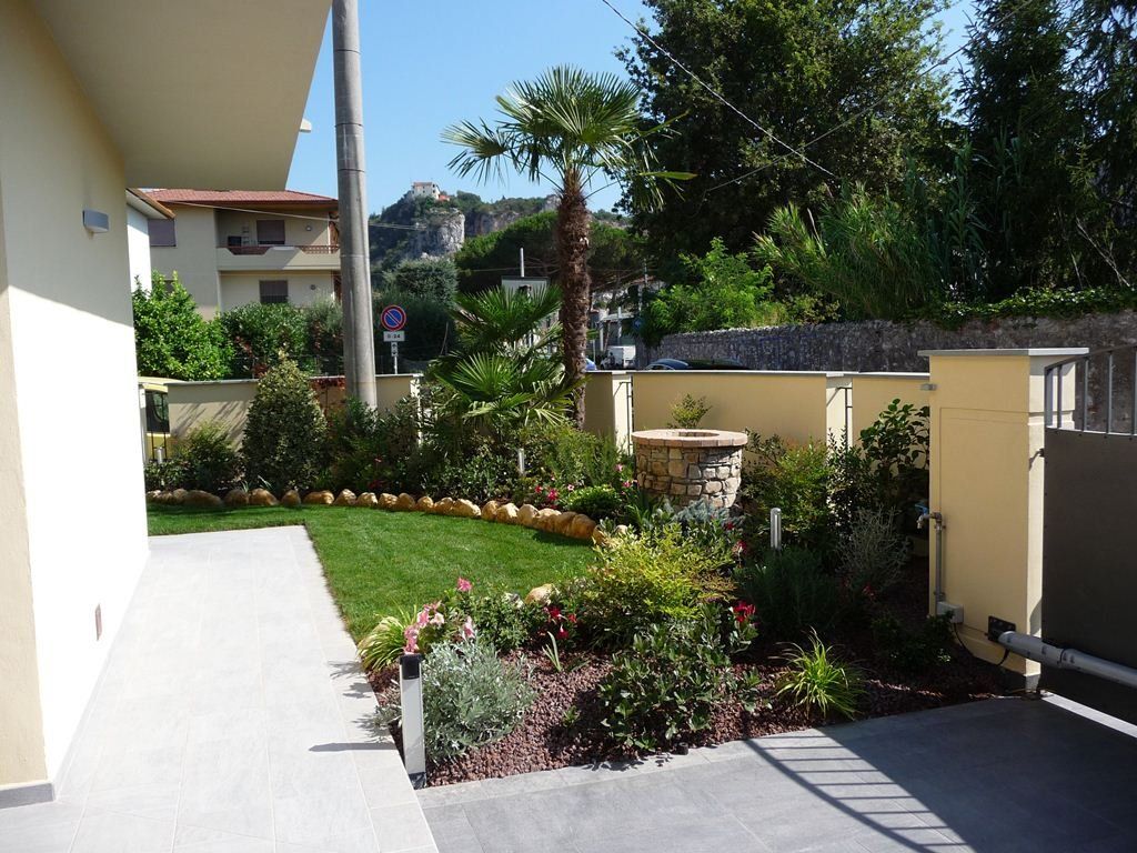 villa con prato ben curato