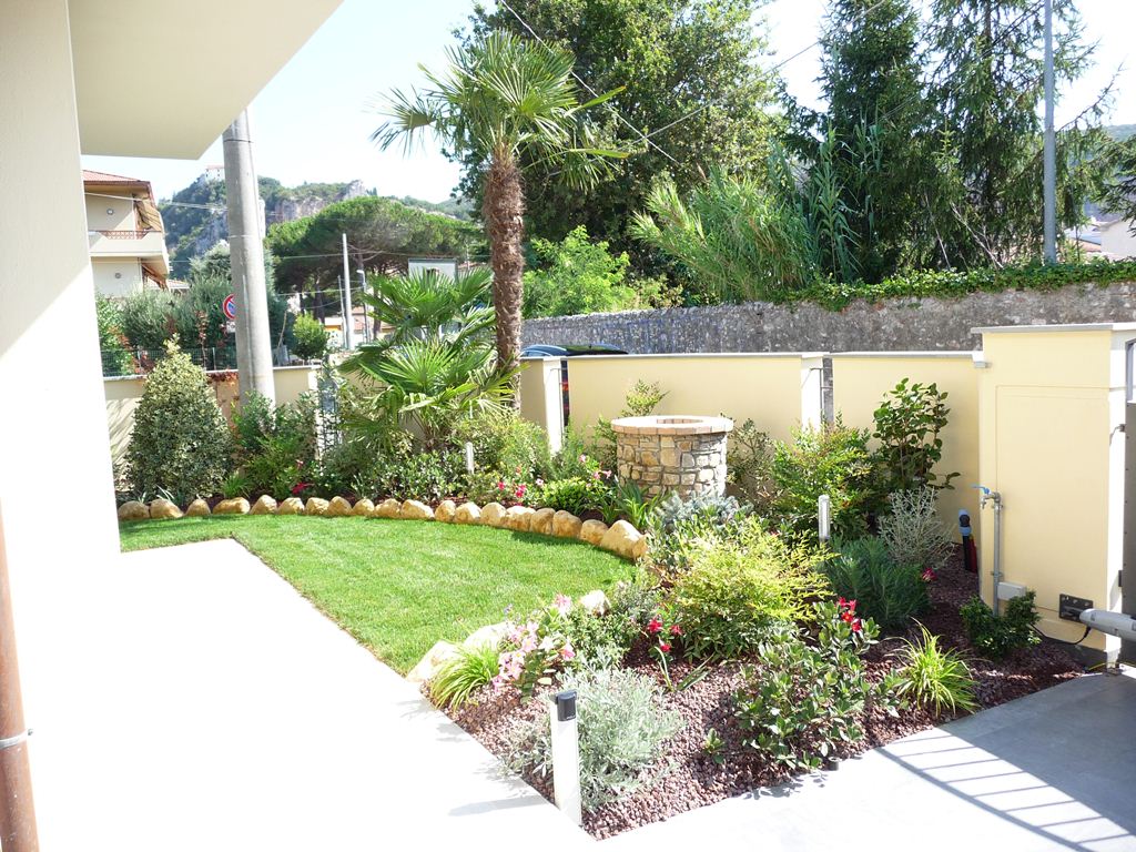 casa con giardino e pozzo in muratura