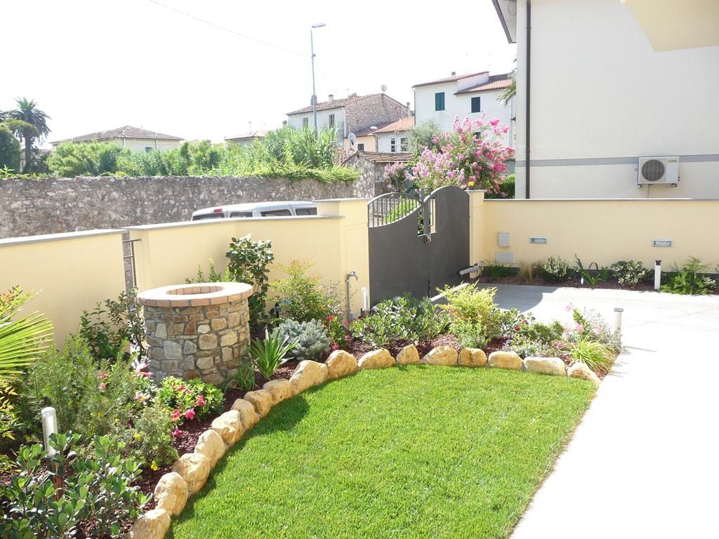 giardino con pozzo in muratura