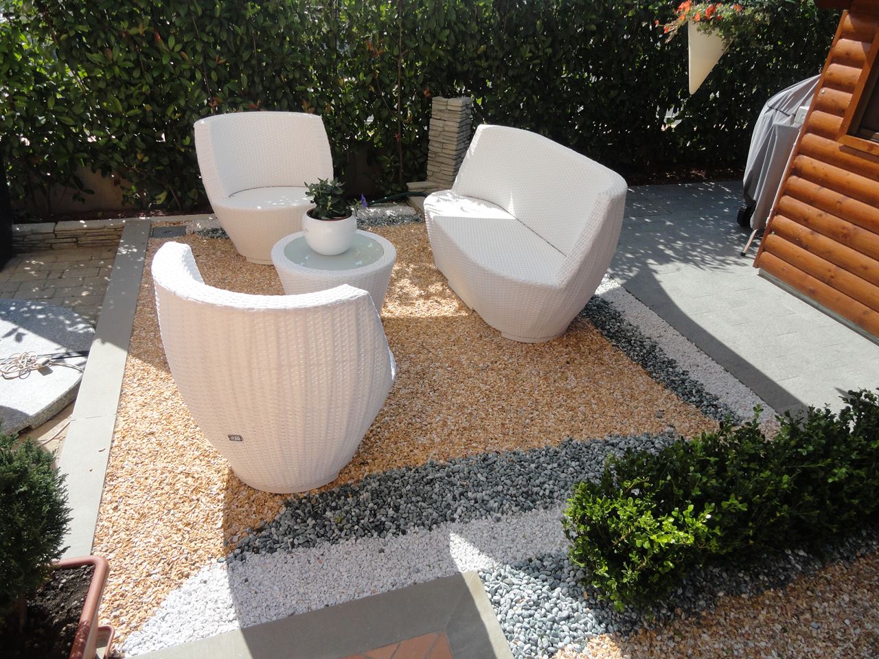 poltroncine in dehors di una villetta