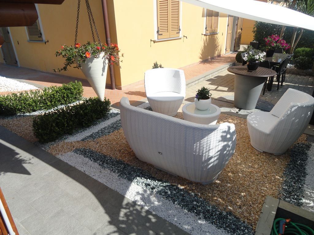 villetta con spazio esterno con poltrone