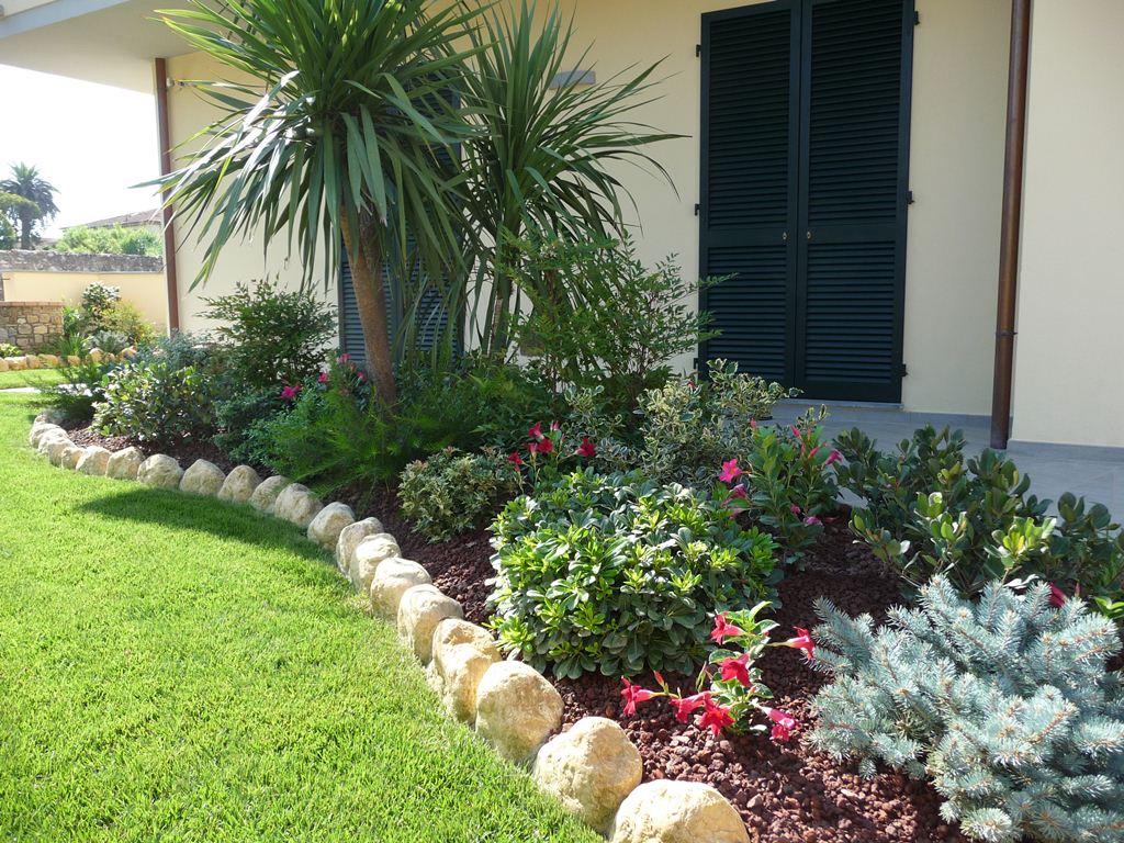 luminoso giardino con aiuole