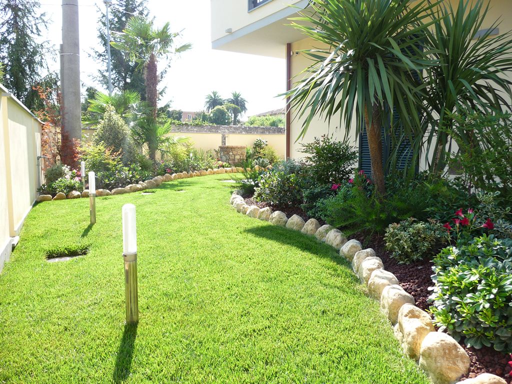 luminoso giardino di una villetta