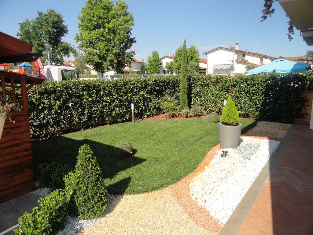 villetta con giardino e siepe