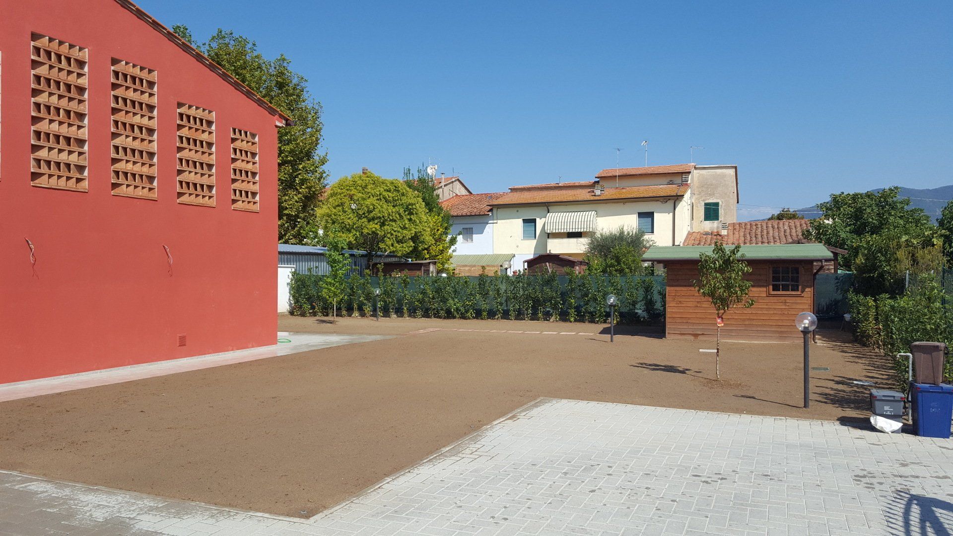 villa con alberi nei dintorni