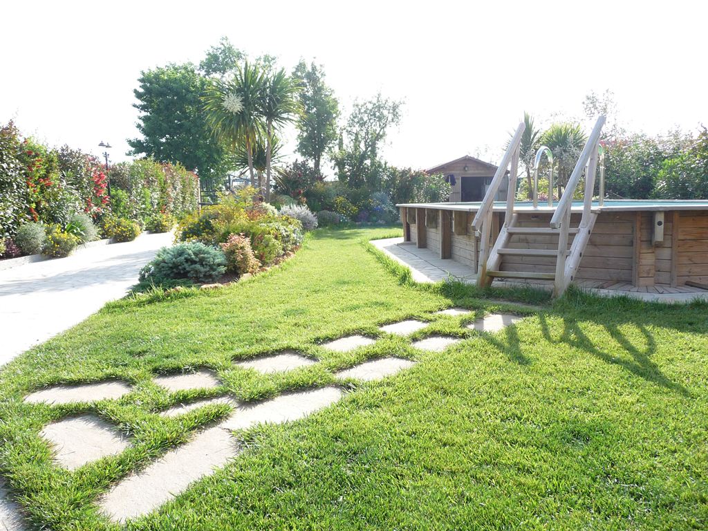 passerella di pietre su giardino curato