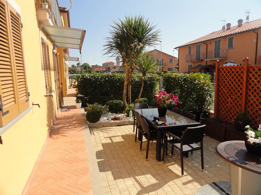 villetta con tavolo all'aperto