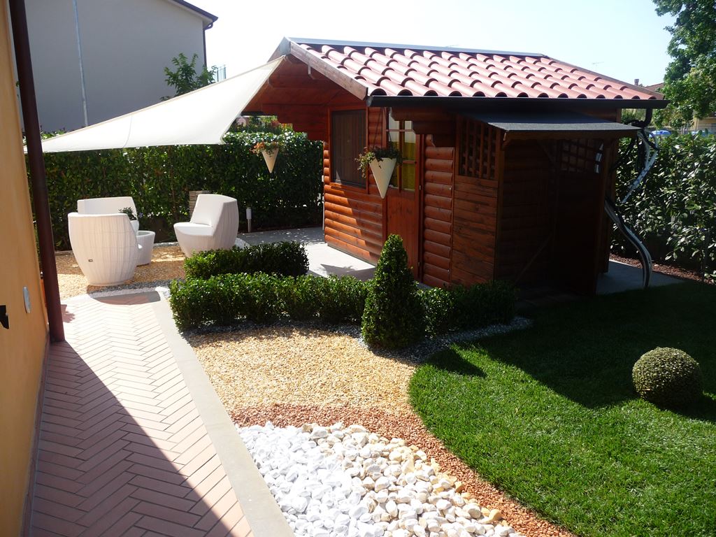 giardino con capanno degli attrezzi