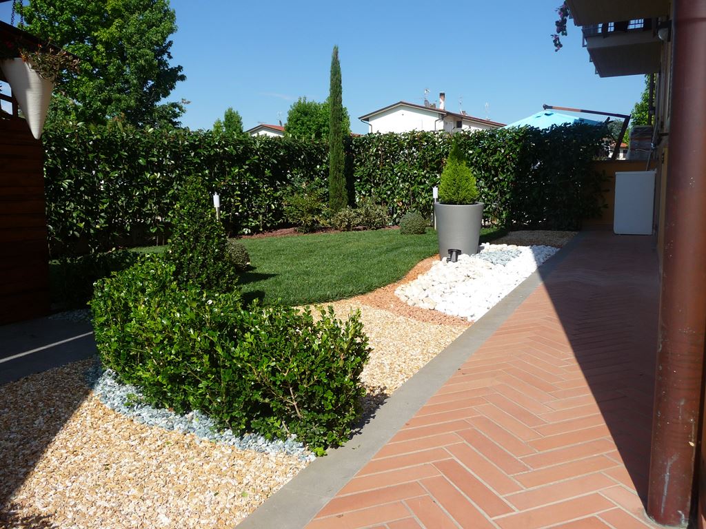 villa con giardino e pavimentazione esterna in cotto