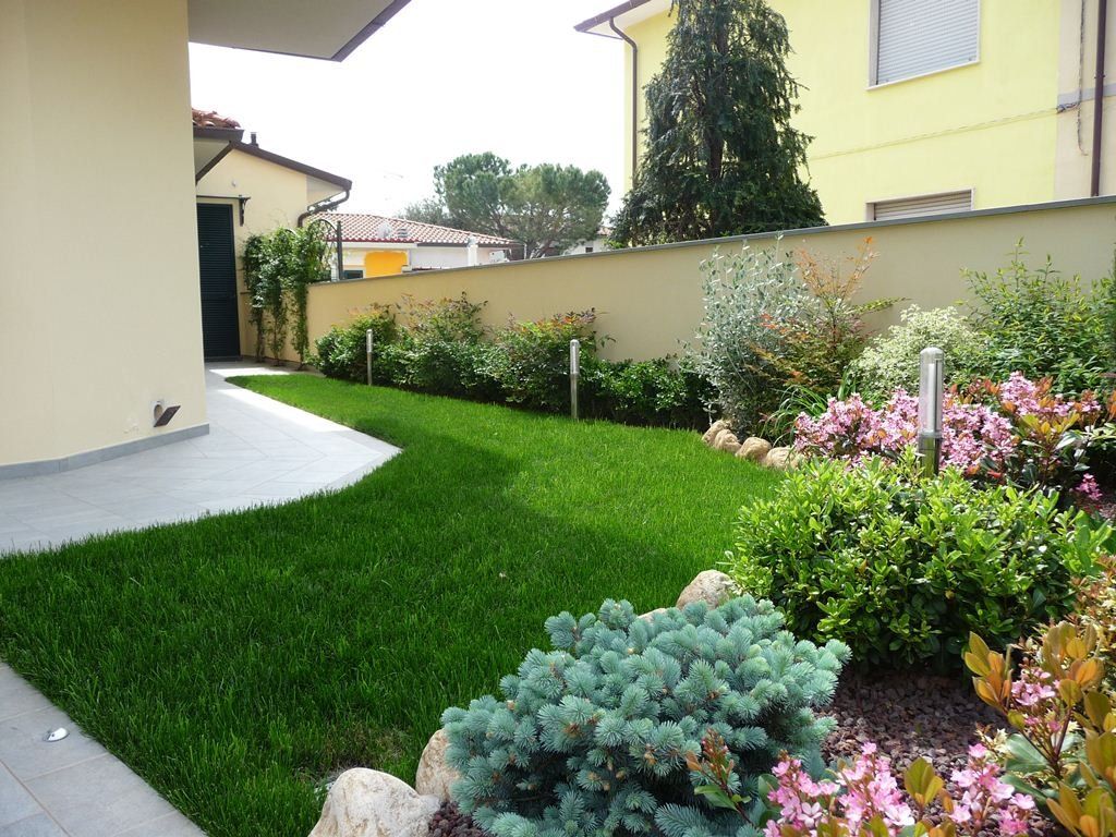 esterno di casa con giardino