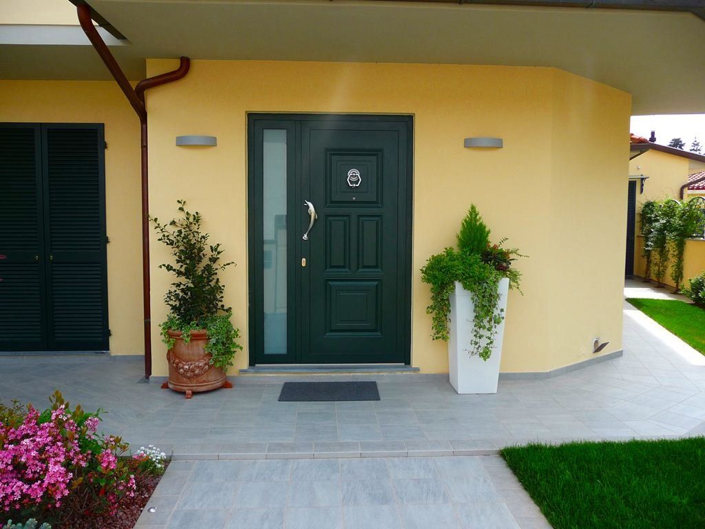 porta di ingresso di una villetta con giardino