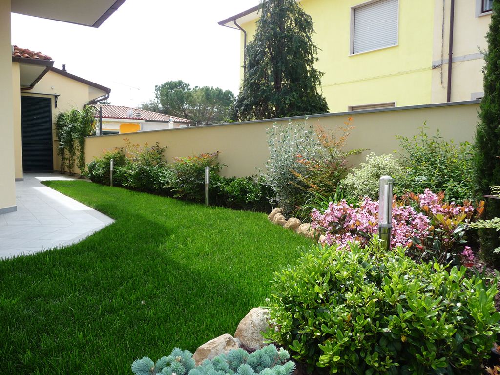 esterno di una casa con giardino