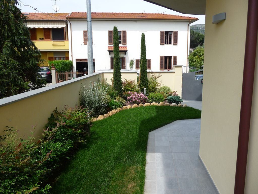 villa con giardino e muro di recinzione