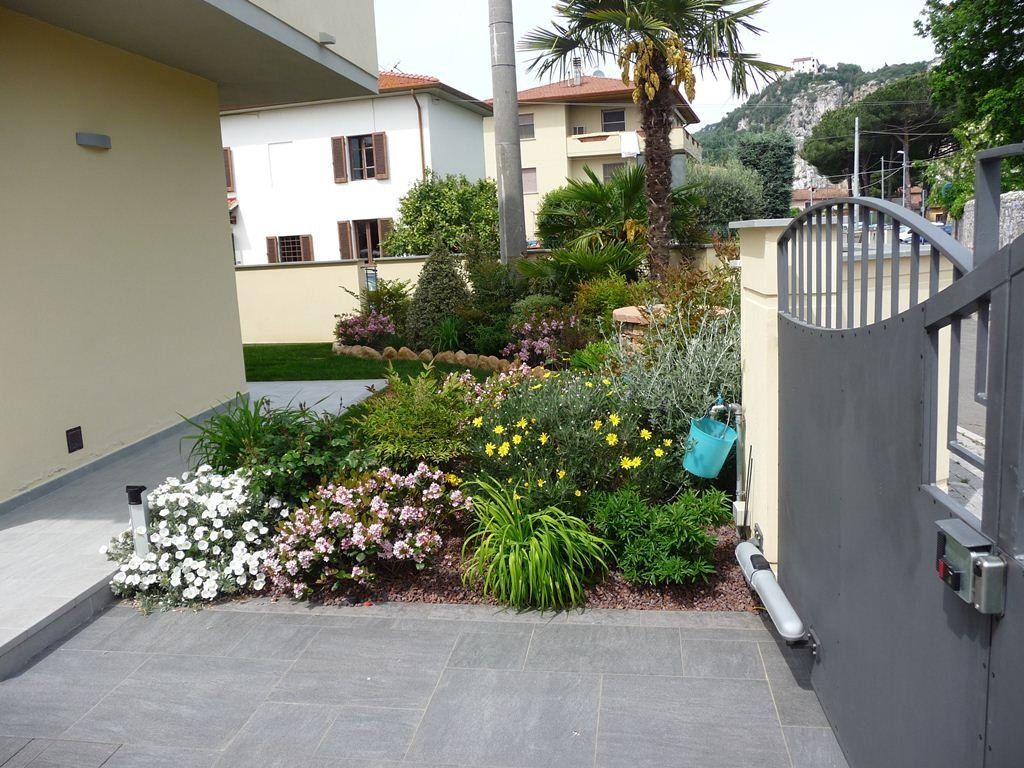 piante fiorite all'ingresso di una villa