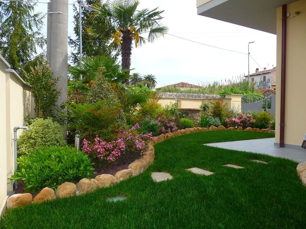 aiuola con piante e alberi in villa con giardino