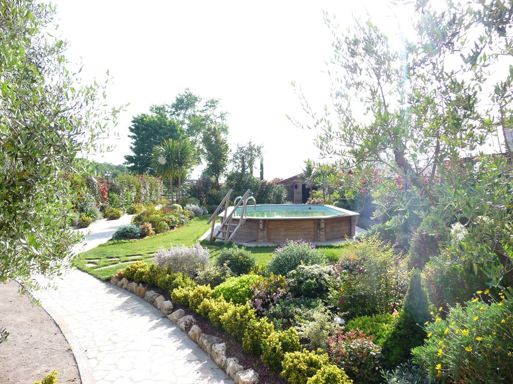 sentiero in prato fiorito con piscina