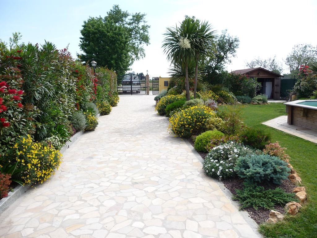 prato con piscina e sentiero