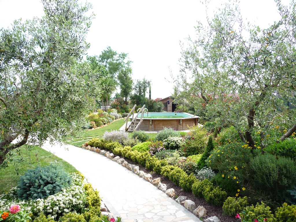 sentiero in prato con piscina