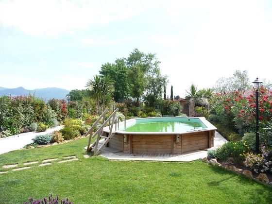 giardino con piscina