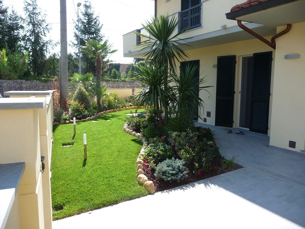 villa con giardino e aiuole