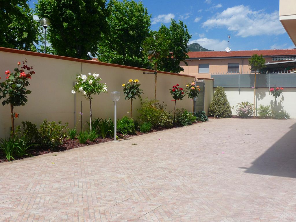 muro di recinzione di una villetta con piante in fiore