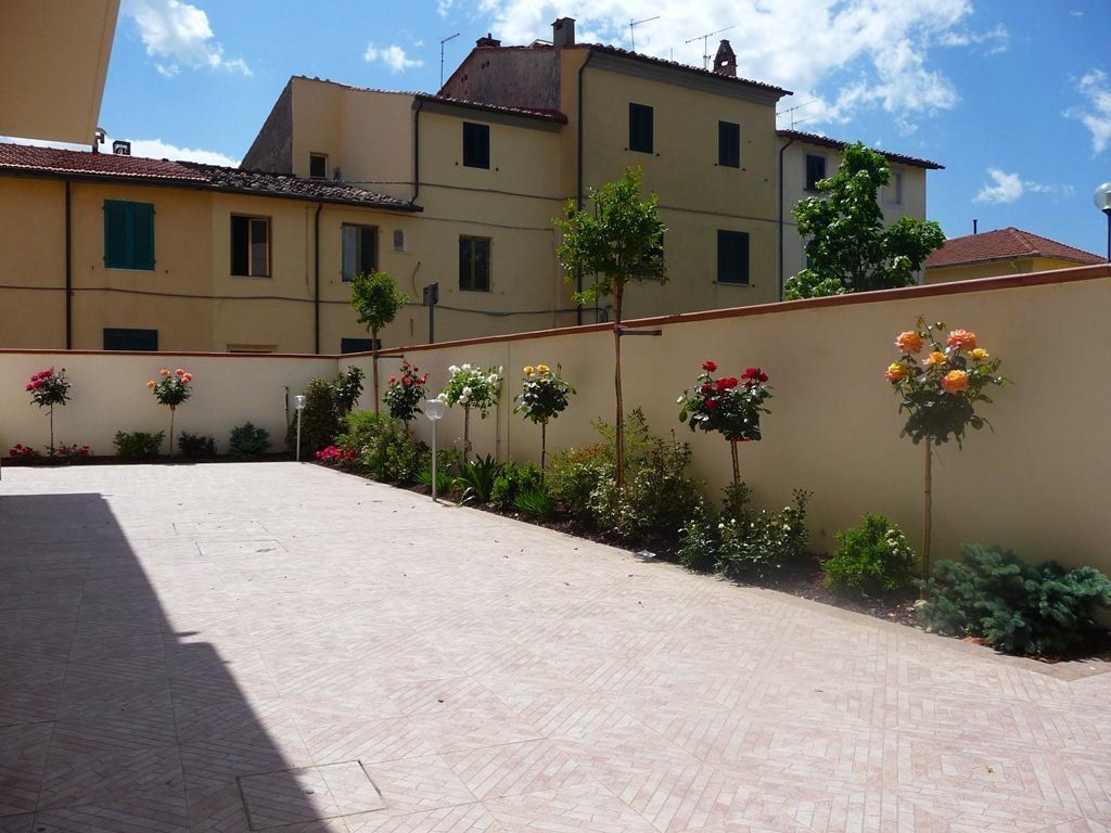 muro di recinzione di villetta con piante in fiore