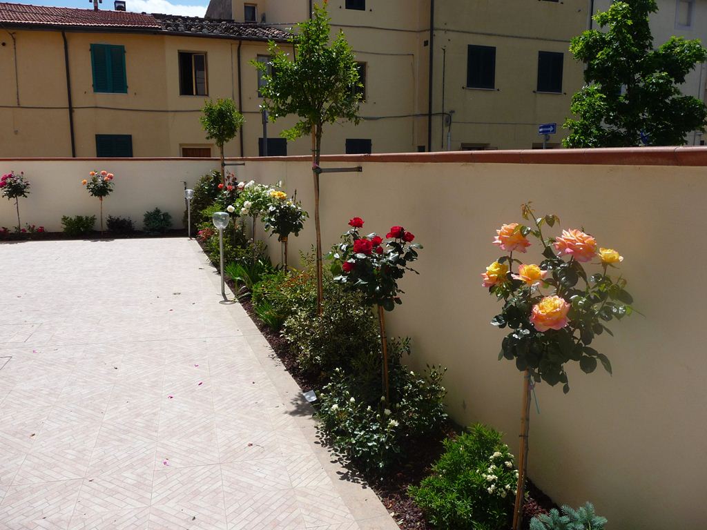 villa con piante in fiore