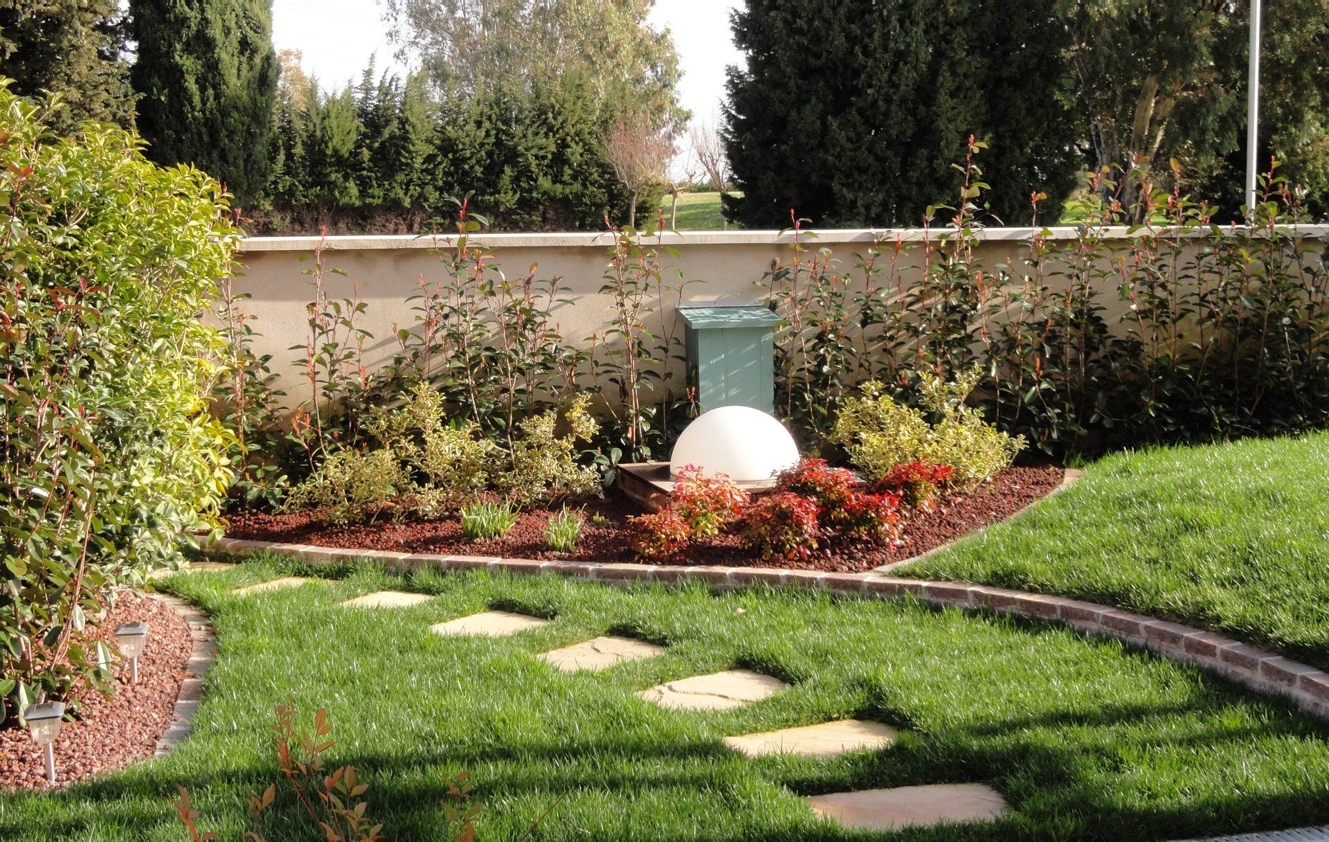 giardino con sentiero in pietra