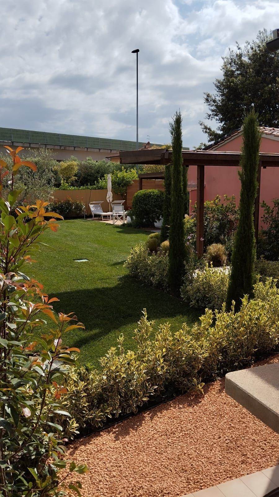 giardino con sentiero in pietra