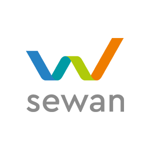 Logo de la société de télécommunications Sewan. Un « W » stylisé composé de rubans bleus, turquoise, verts et orange surmontant le mot « sewan » en gris.
