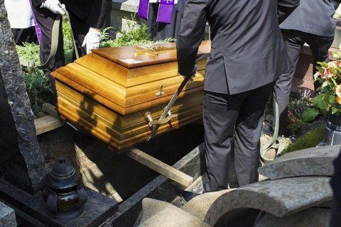 Posa salma durante una cerimonia funebre