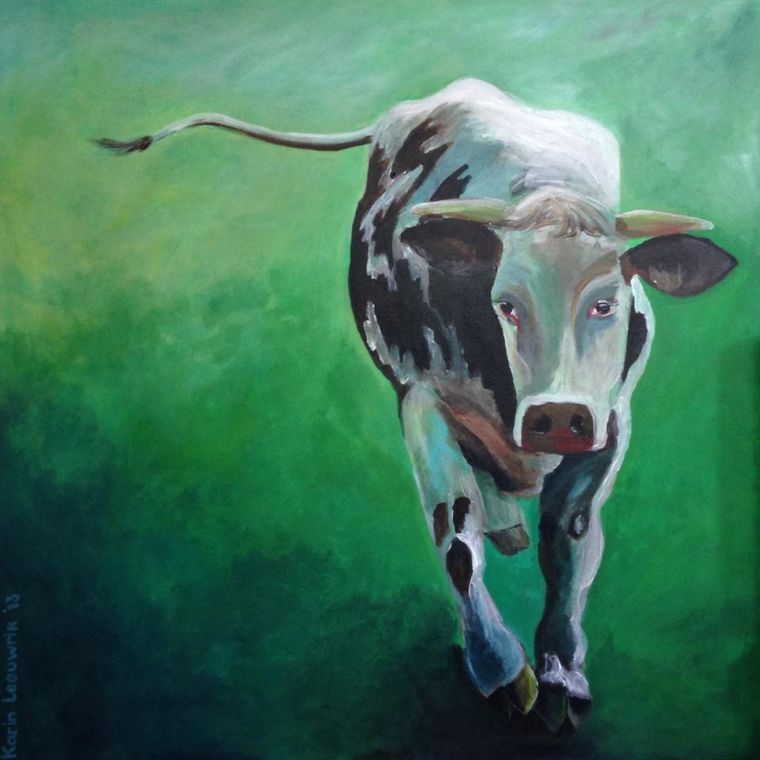 Een zwart-wit gevlekte koe loopt naar de kijker toe tegen een groene veldachtergrond in een schilderij met textuur.