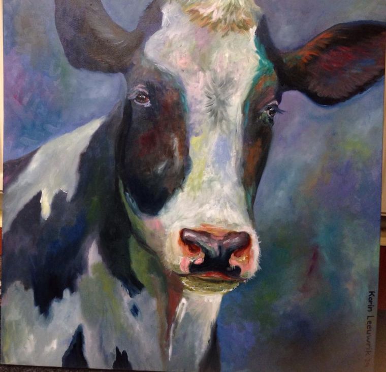 Een expressief olieverfschilderij van een zwart-witte koe die voor zich uit kijkt tegen een gestructureerde blauw-paarse achtergrond.
