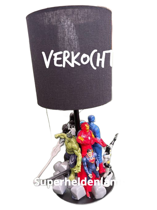 Een lamp met een zwarte kap met de opdruk 