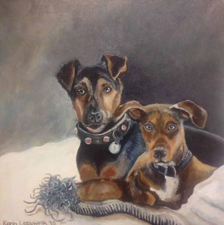 Een olieverfschilderij van twee honden met bruin-zwarte vacht en halsbanden, die samen zitten met een grijs wollen speeltje ervoor.