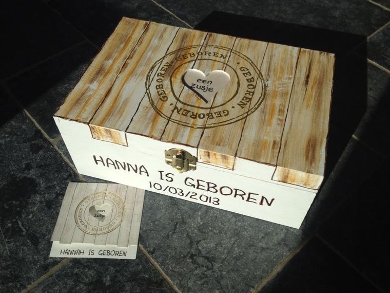 Een houten bewaardoos met de tekst 