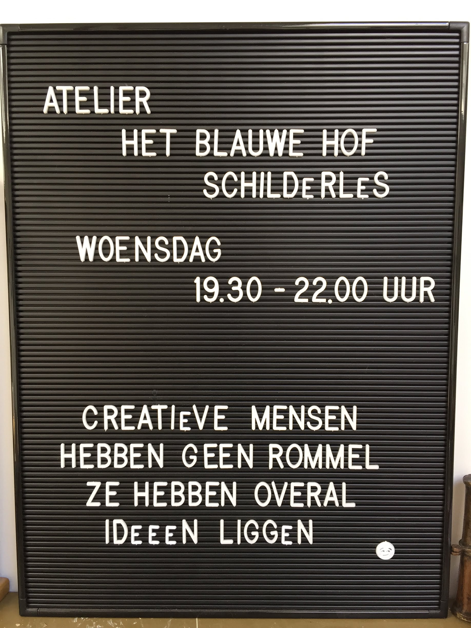 Een zwart vilten letterbord met witte tekst waarop een schildercursus bij Atelier Het Blauwe Hof op woensdagavond wordt aangekondigd.
