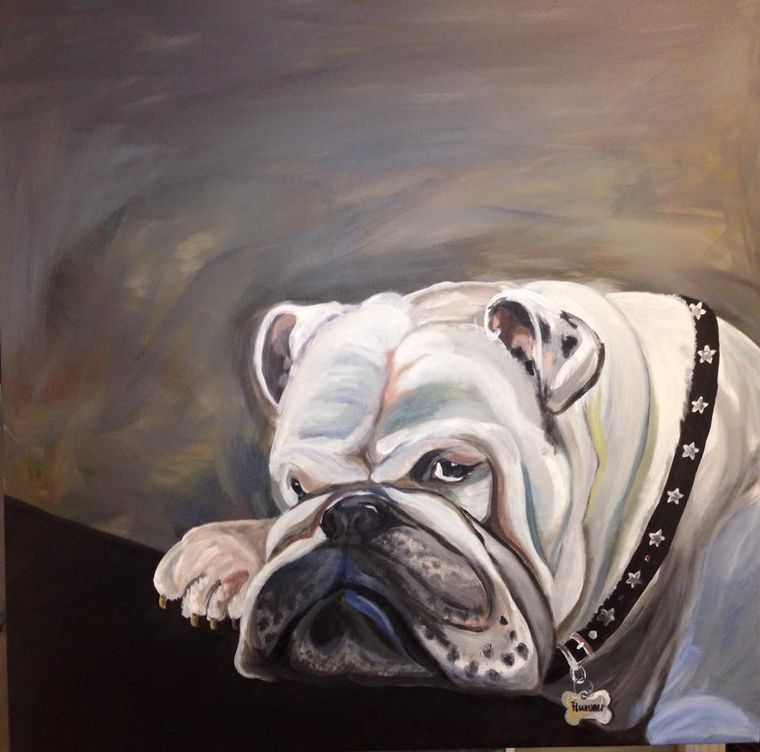 Een schilderij van een witte bulldog met een zwarte halsband met sterrenpatroon, die zijn kin op een donkere ondergrond laat rusten tegen een gedempte achtergrond.
