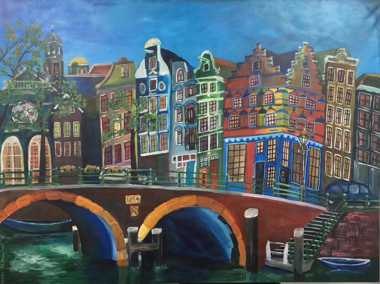 Een schilderij van een grachtenscène in Amsterdam met smalle, kleurrijke herenhuizen en een stenen brug over groen water.