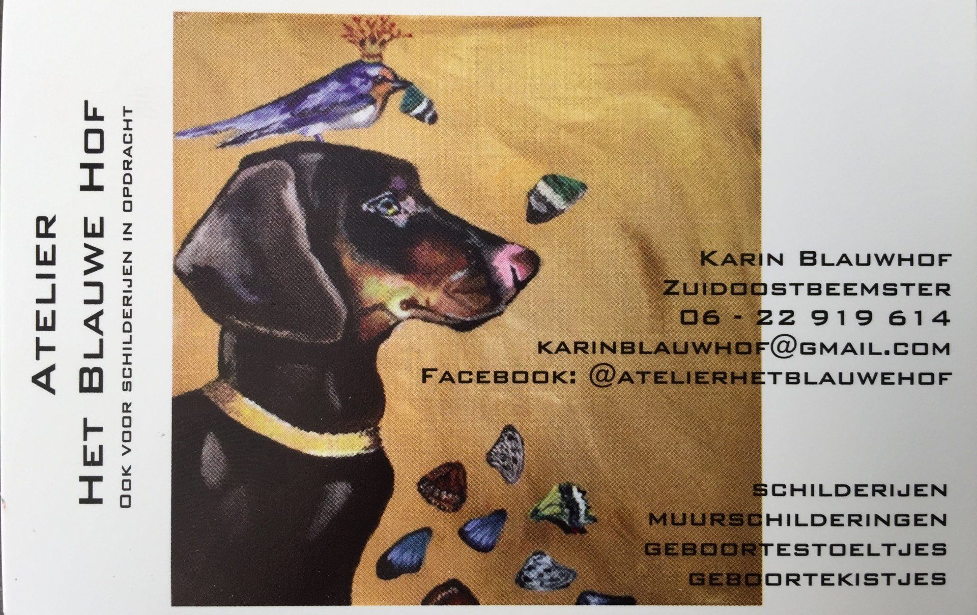 Visitekaartje voor Atelier Het Blauwe Hof met een zwarte hond, een vogel, vlinders en contactgegevens.