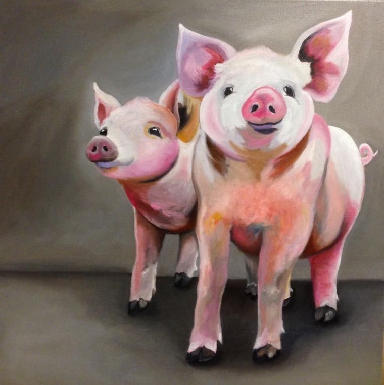 Een olieverfschilderij van twee speelse biggetjes met roze huid, staand op een donkere, effen achtergrond.