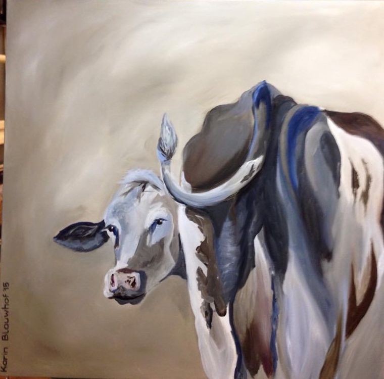 Een gestileerd, expressief olieverfschilderij van een koe die over haar schouder kijkt tegen een neutrale, beige achtergrond.