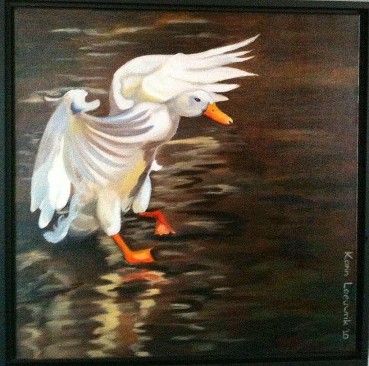 Een olieverfschilderij van een witte eend met oranje poten en een oranje snavel, met uitgespreide vleugels, die landt op donker, rimpelend water.