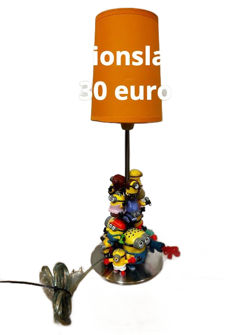 Een tafellamp met een oranje kap en een voet bedekt met een stapel Minion-figuurtjes, geprijsd op 30 euro.